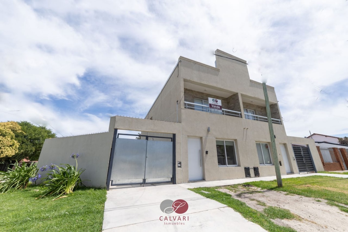 Venta Duplex tres ambientes nuevo, con parque, Los Pinares