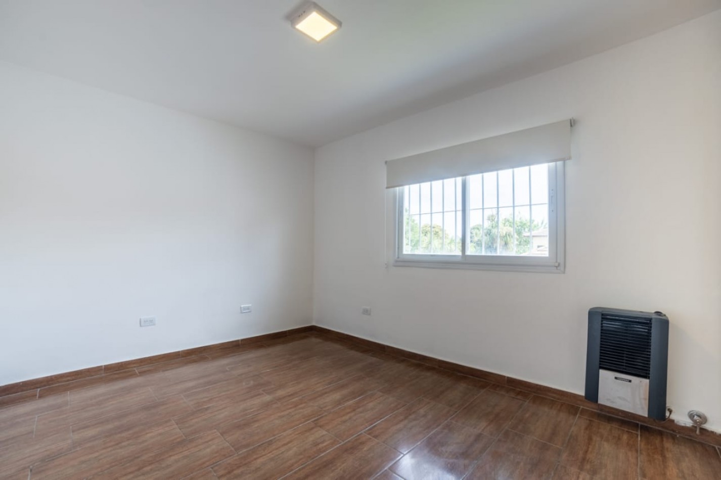 Venta Duplex tres ambientes nuevo, con parque, Los Pinares