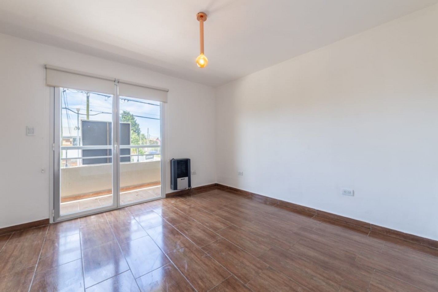 Venta Duplex tres ambientes nuevo, con parque, Los Pinares