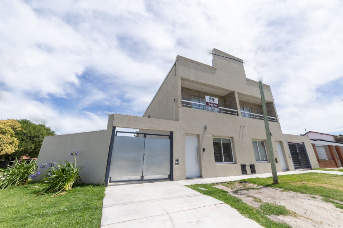 Venta Duplex tres ambientes nuevo, con parque, Los Pinares