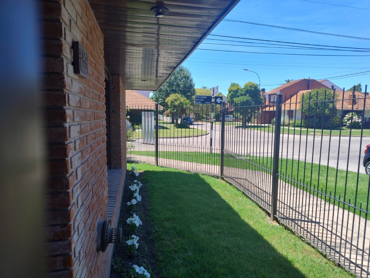 CASA 3 AMB  CON COCHERA PARQUE LURO