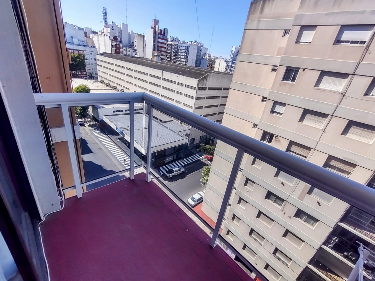 Venta departamento al frente con balcon reciclado amoblado zona centro