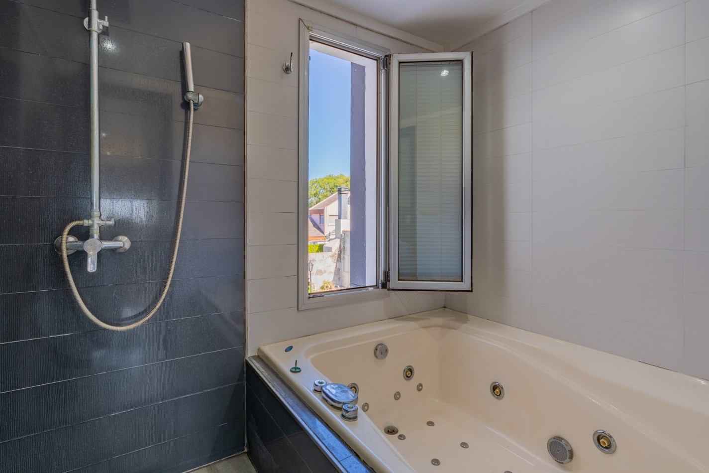 CASA 6 AMBIENTES EN EL BARRIO PARQUE LURO GRAN PARQUE CON PILETA CLIMATIZADA