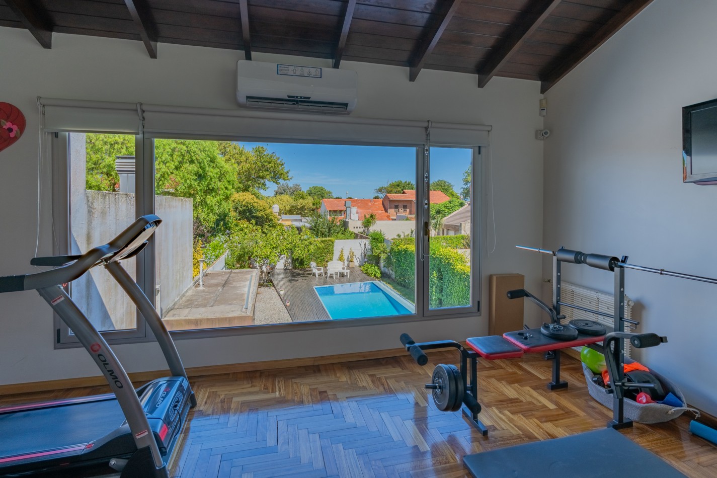 CASA 6 AMBIENTES EN EL BARRIO PARQUE LURO GRAN PARQUE CON PILETA CLIMATIZADA