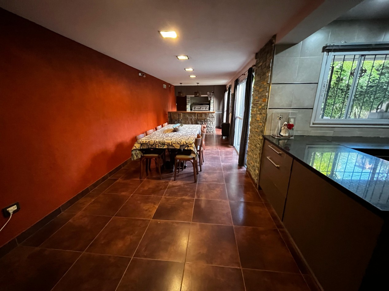  Chalet de 5 Ambientes Totalmente Reciclado, con Playroom y Parrilla - La Perla