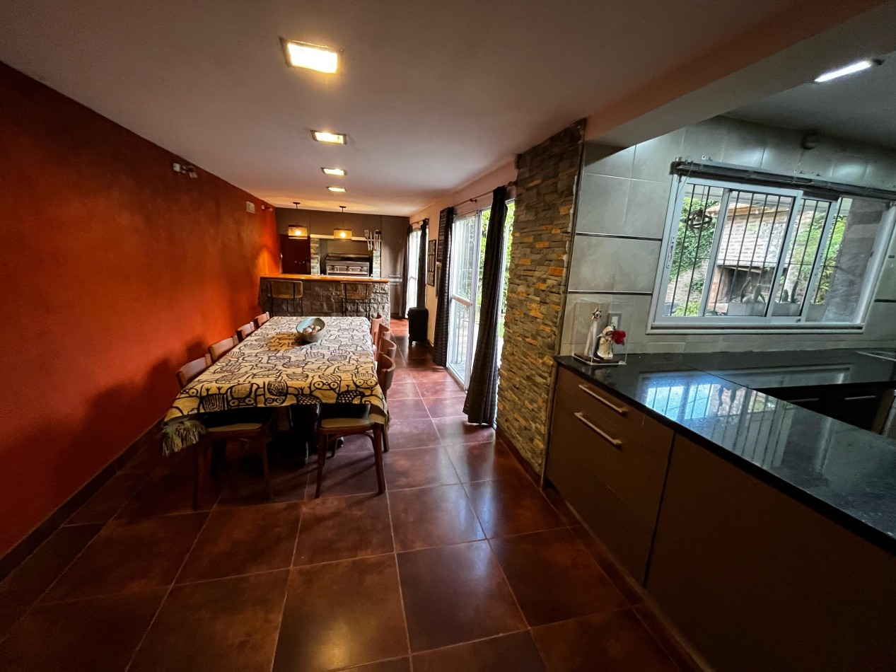  Chalet de 5 Ambientes Totalmente Reciclado, con Playroom y Parrilla - La Perla