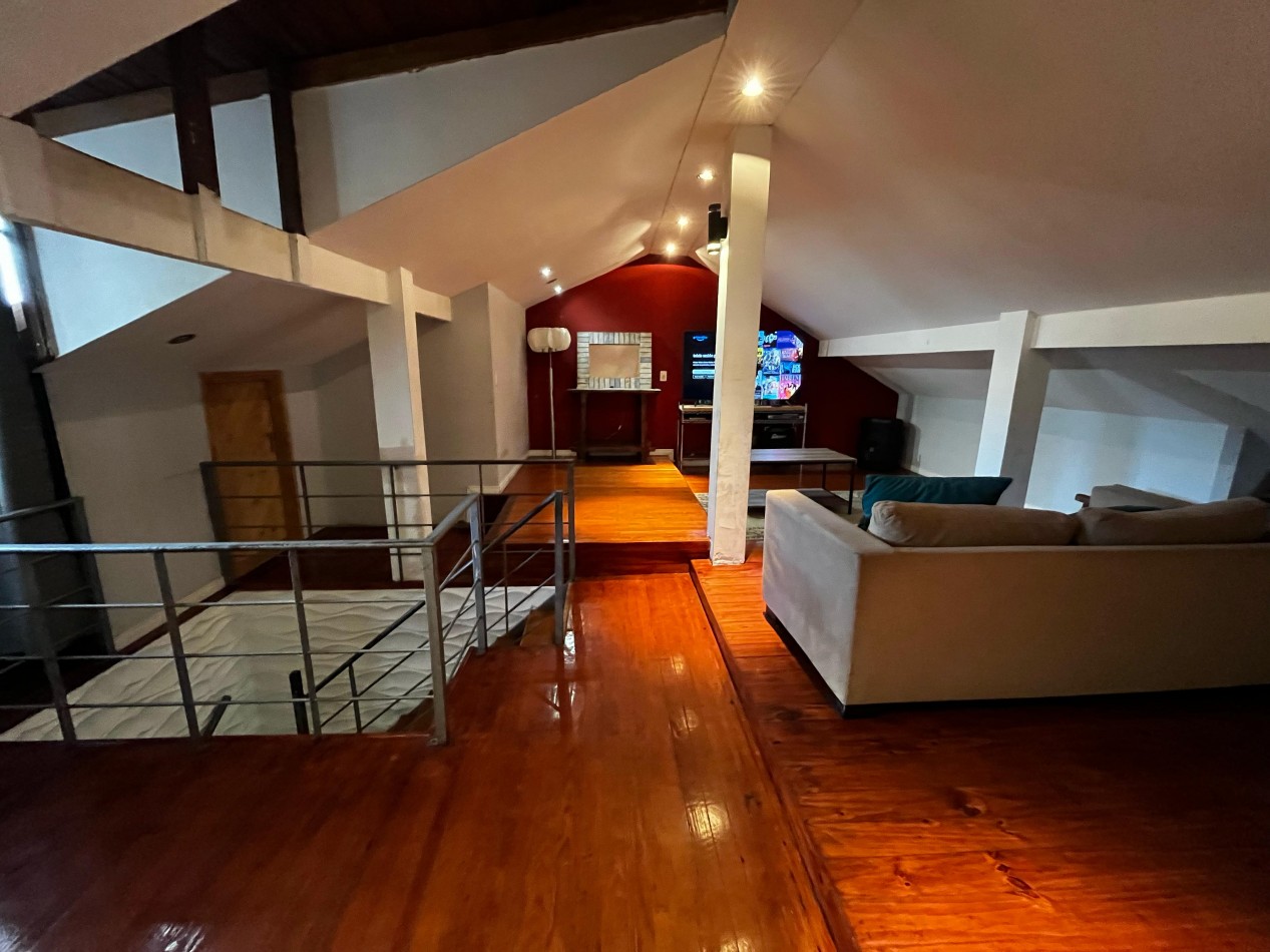  Chalet de 5 Ambientes Totalmente Reciclado, con Playroom y Parrilla - La Perla