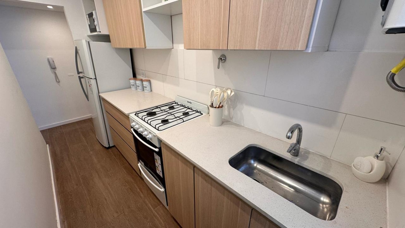 Venta departamento 2 ambientes a la calle con balcon, reciclado y amoblado