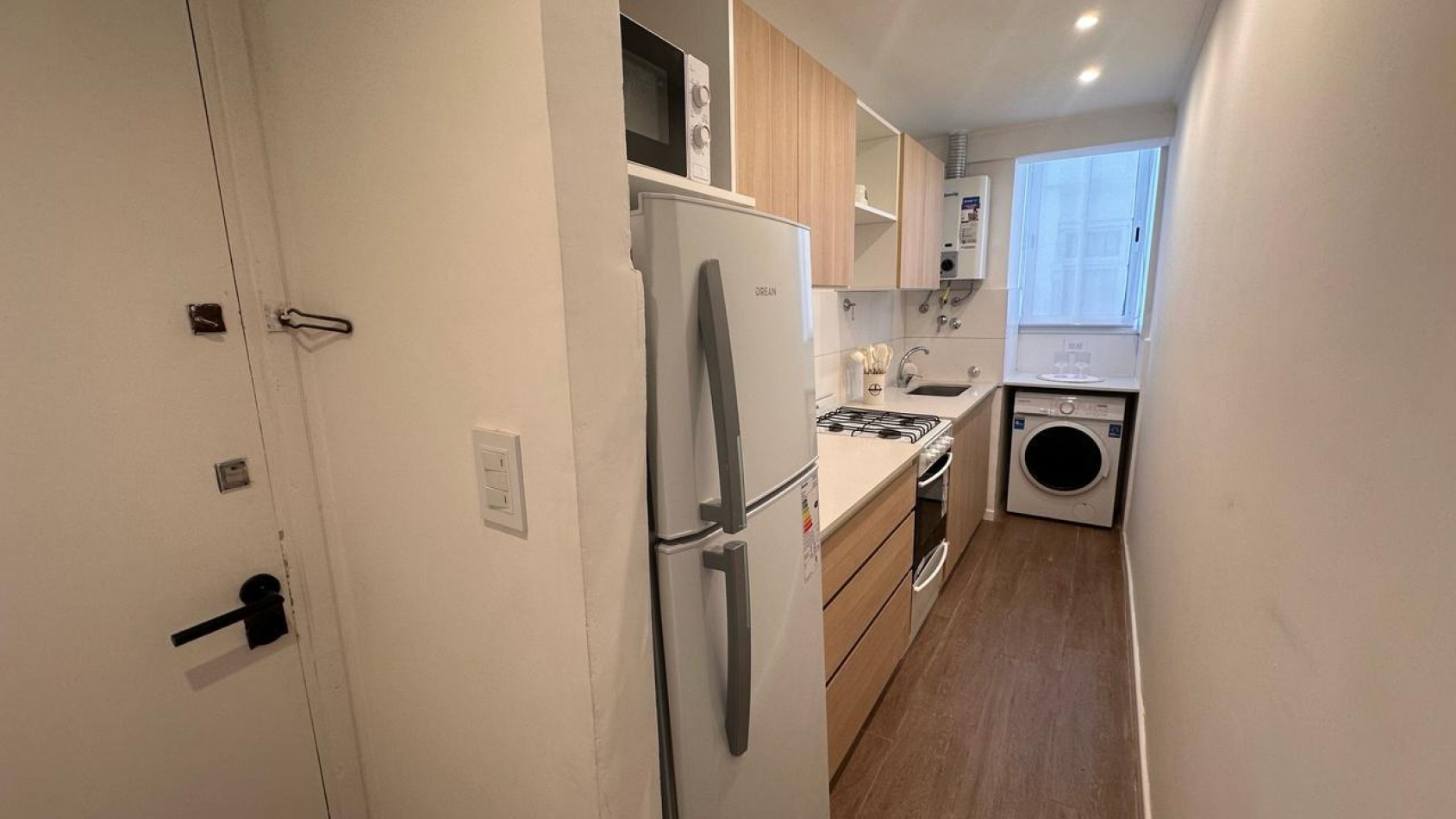 Venta departamento 2 ambientes a la calle con balcon, reciclado y amoblado
