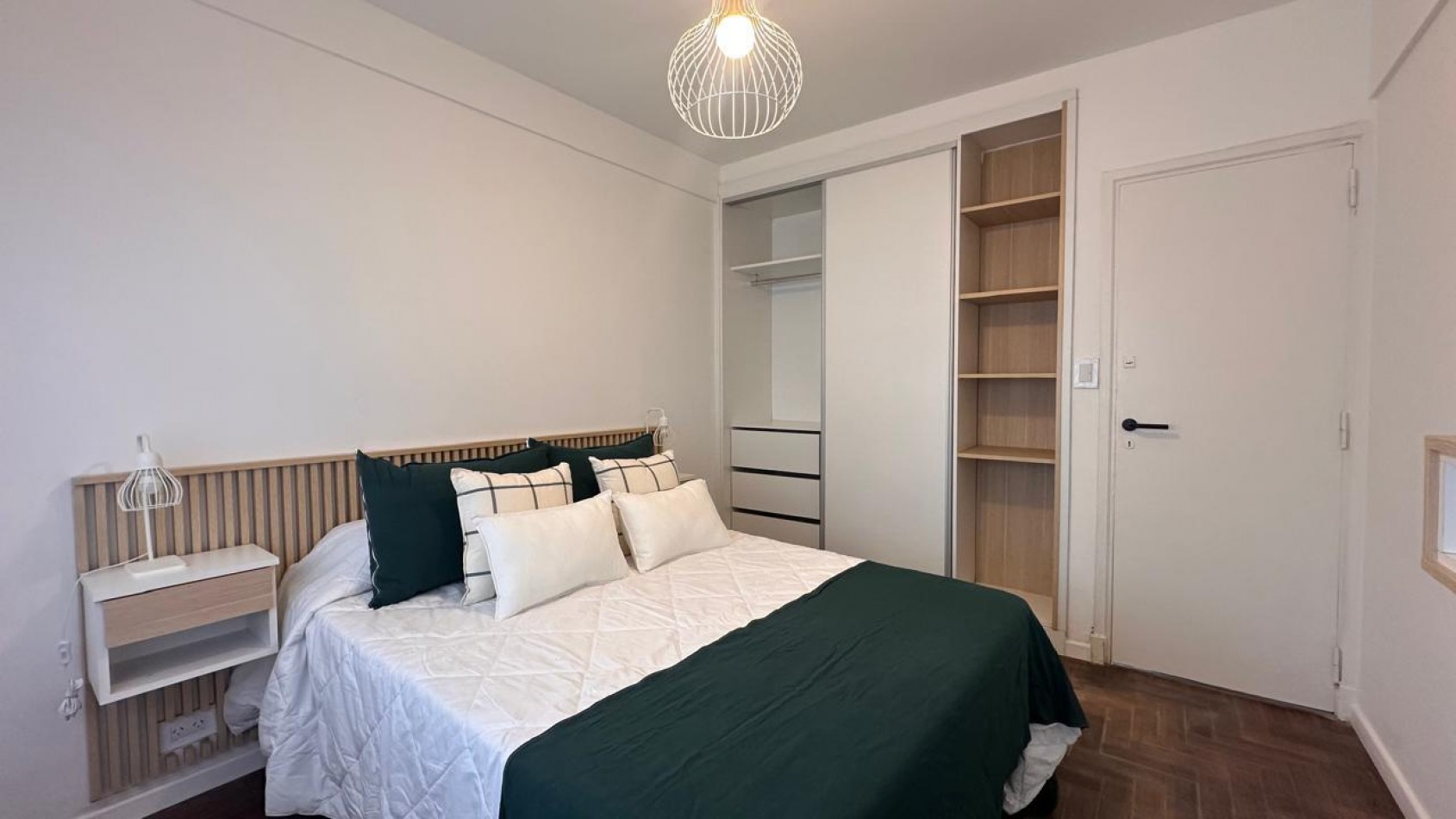 Venta departamento 2 ambientes a la calle con balcon, reciclado y amoblado