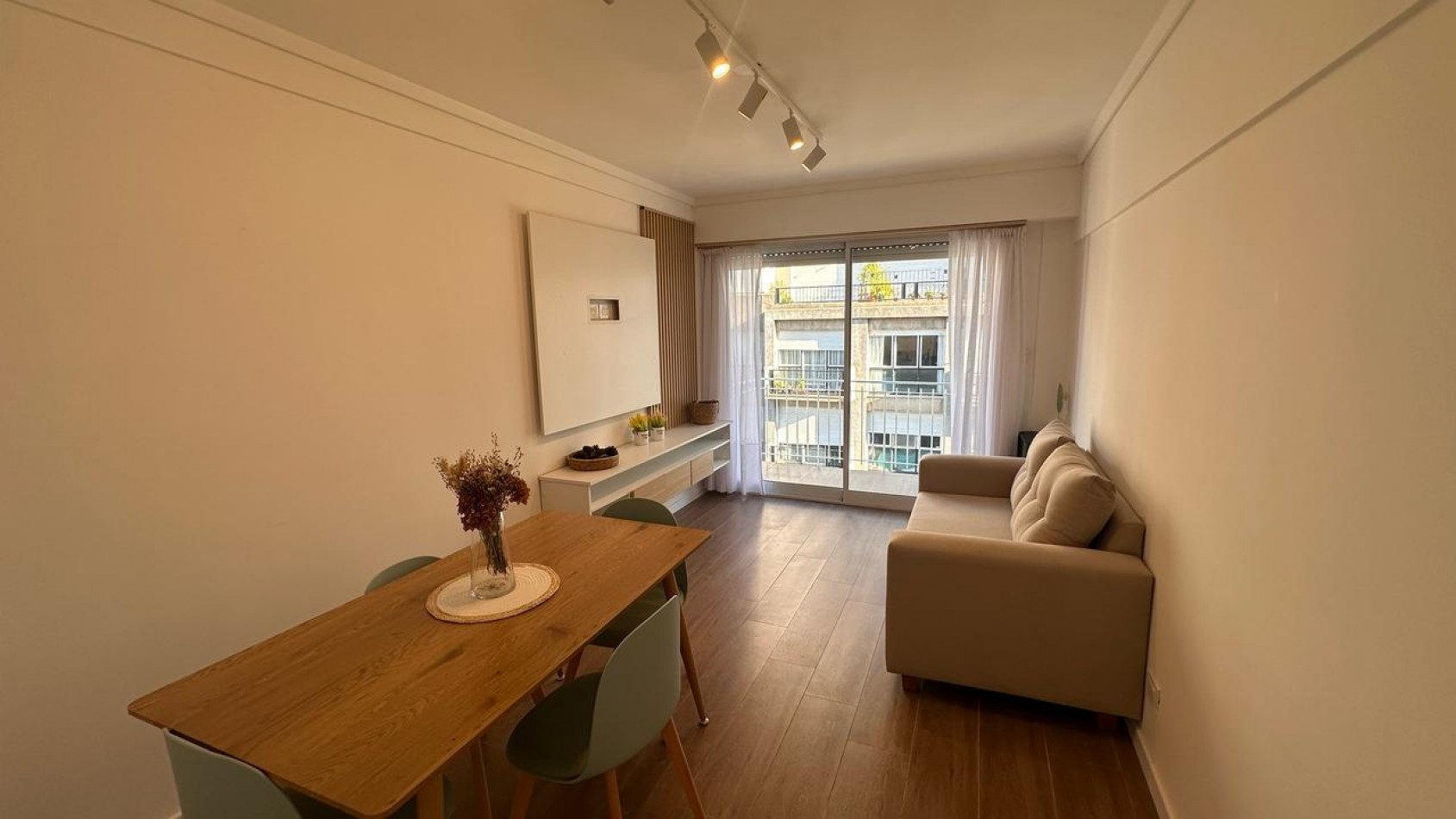 Venta departamento 2 ambientes a la calle con balcon, reciclado y amoblado
