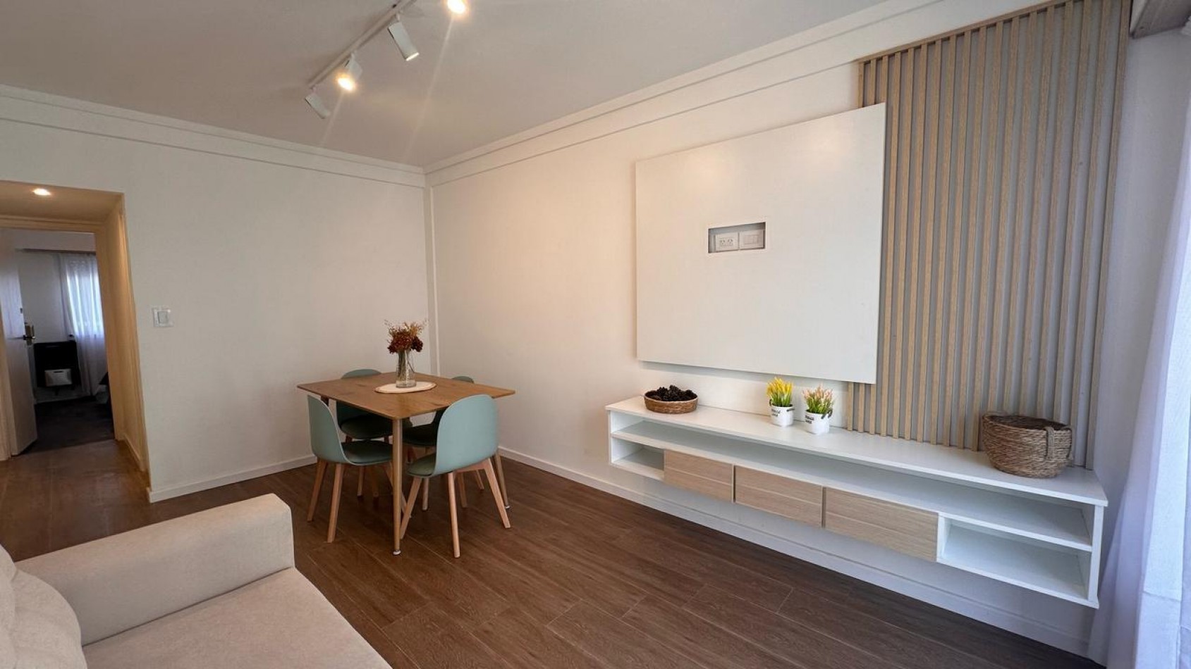 Venta departamento 2 ambientes a la calle con balcon, reciclado y amoblado
