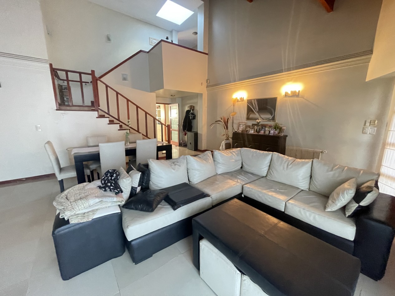 CASA 5 AMBIENTES BARRIO ZACAGNINI