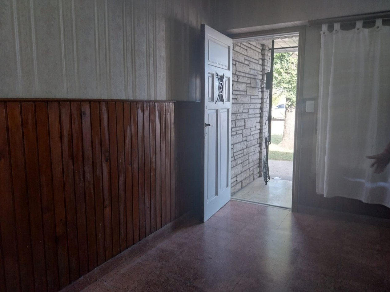 CASA EN VENTA 3 AMBIENTES CON COCHERA Y LOSA