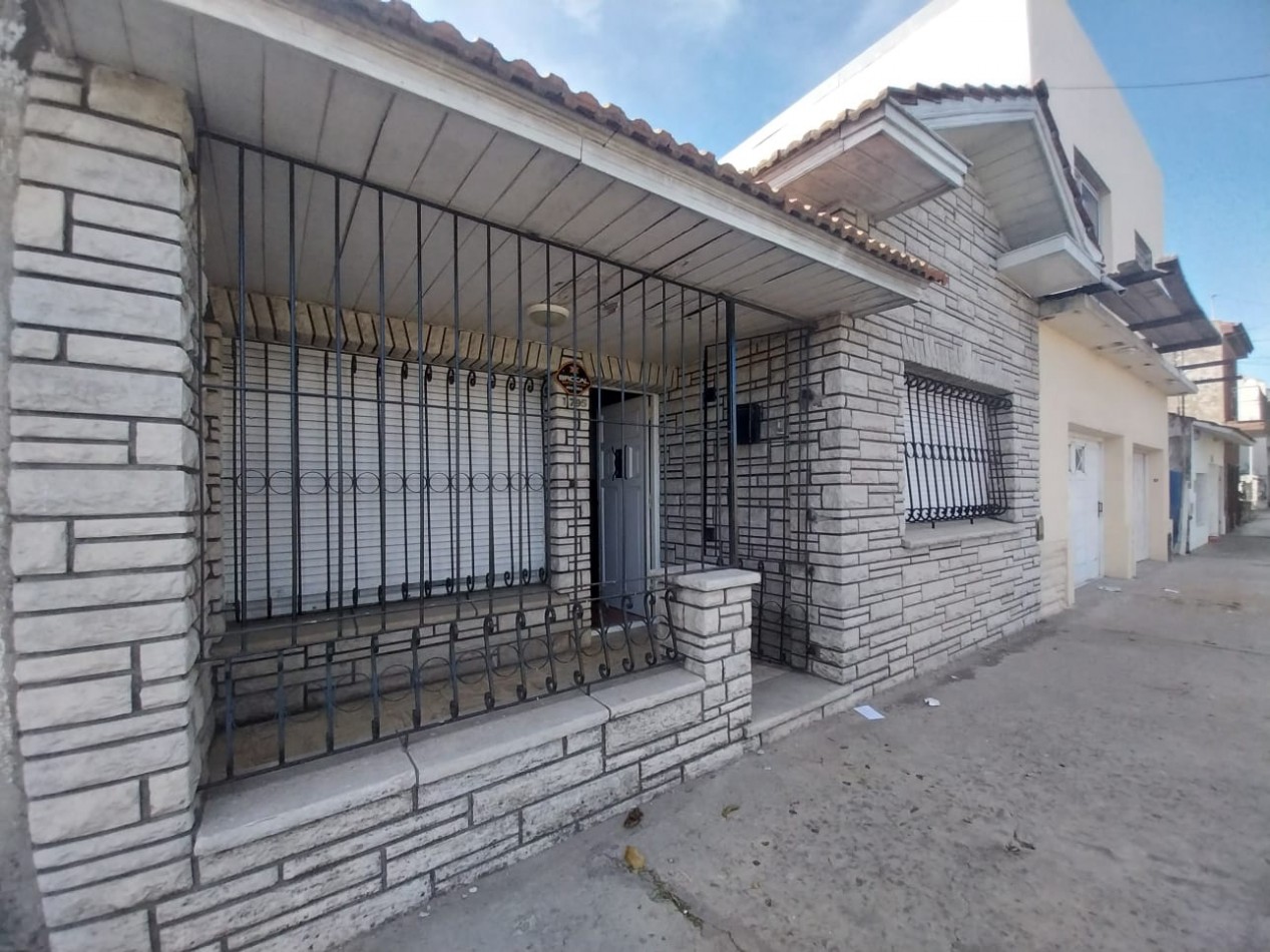 CASA EN VENTA 3 AMBIENTES CON COCHERA Y LOSA