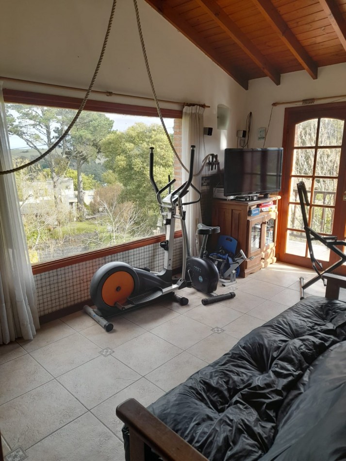 Casa 5 ambientes en sierras de los padres con piscina