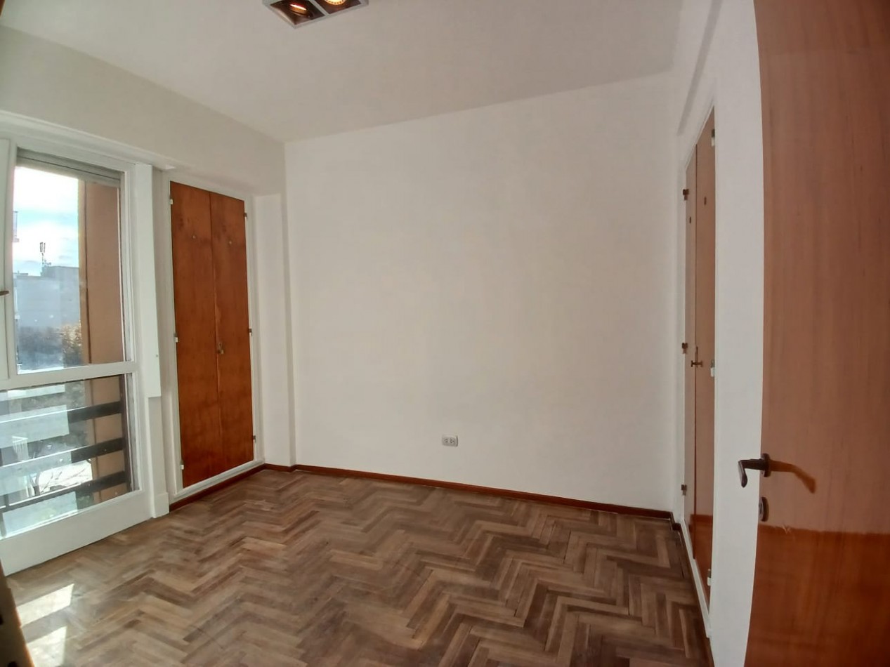 Venta Departamento 2 ambientes con balcon a la calle y cochera