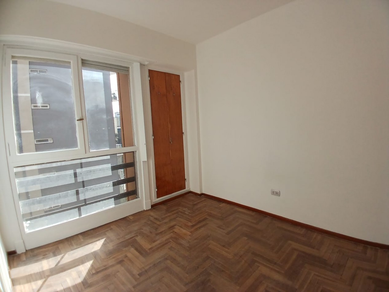 Venta Departamento 2 ambientes con balcon a la calle y cochera