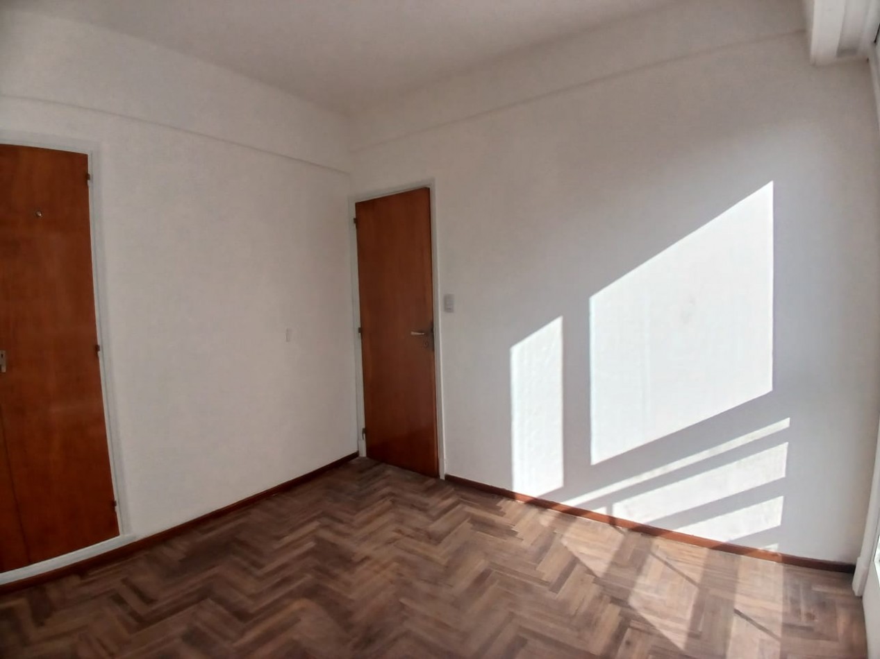 Venta Departamento 2 ambientes con balcon a la calle y cochera