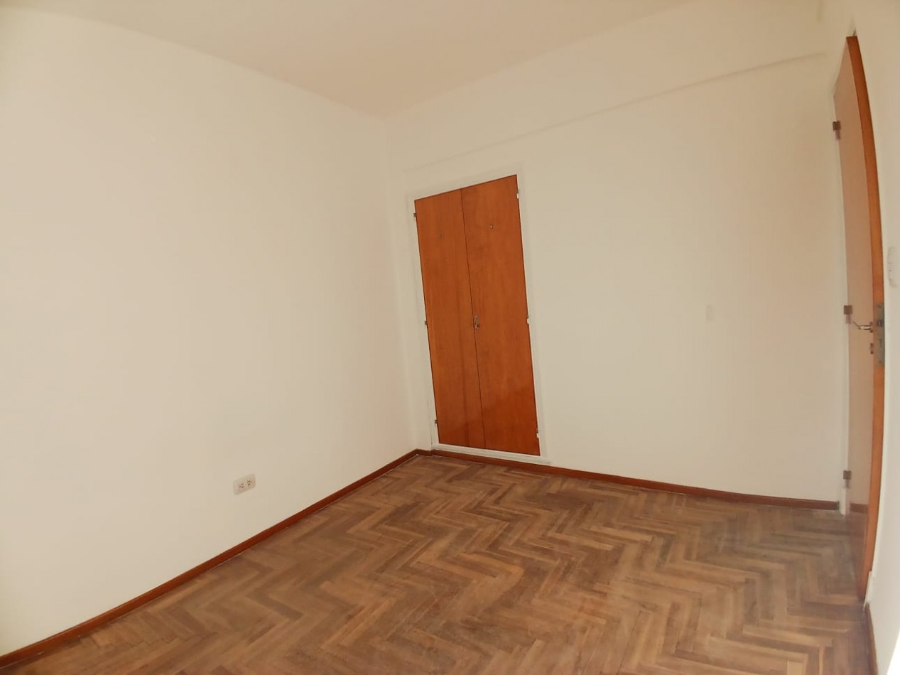 Venta Departamento 2 ambientes con balcon a la calle y cochera