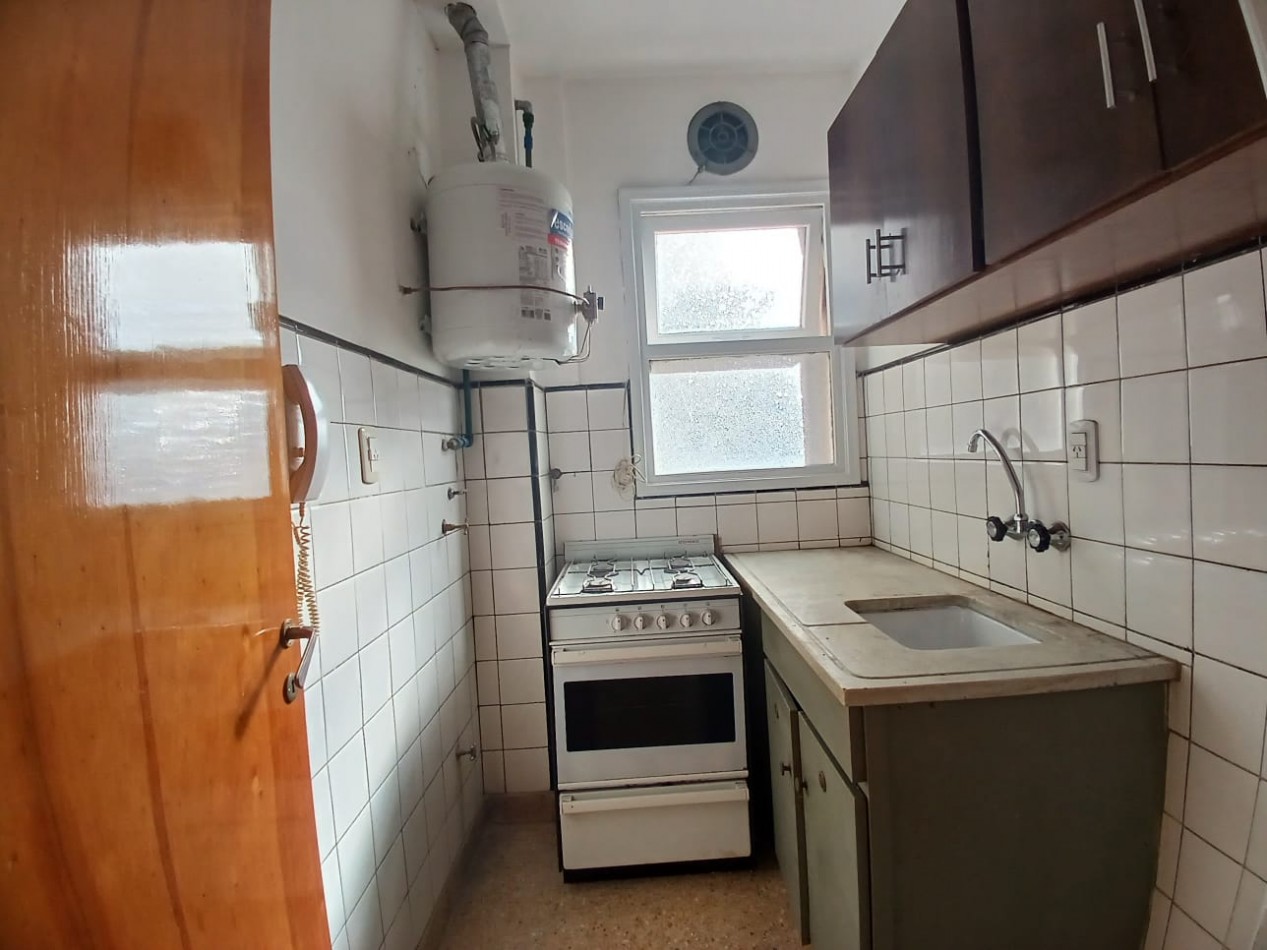 Venta Departamento 2 ambientes con balcon a la calle y cochera