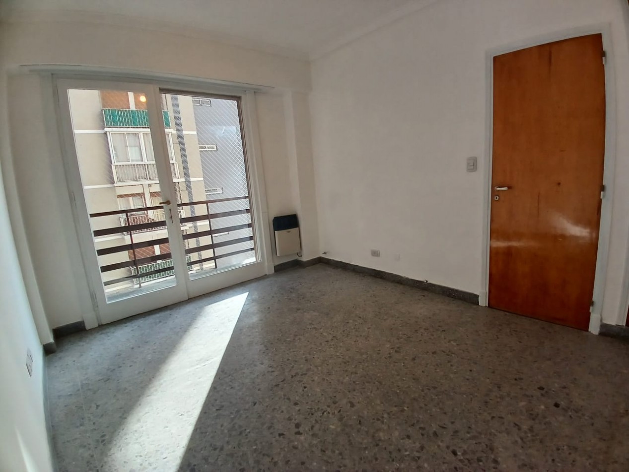 Venta Departamento 2 ambientes con balcon a la calle y cochera