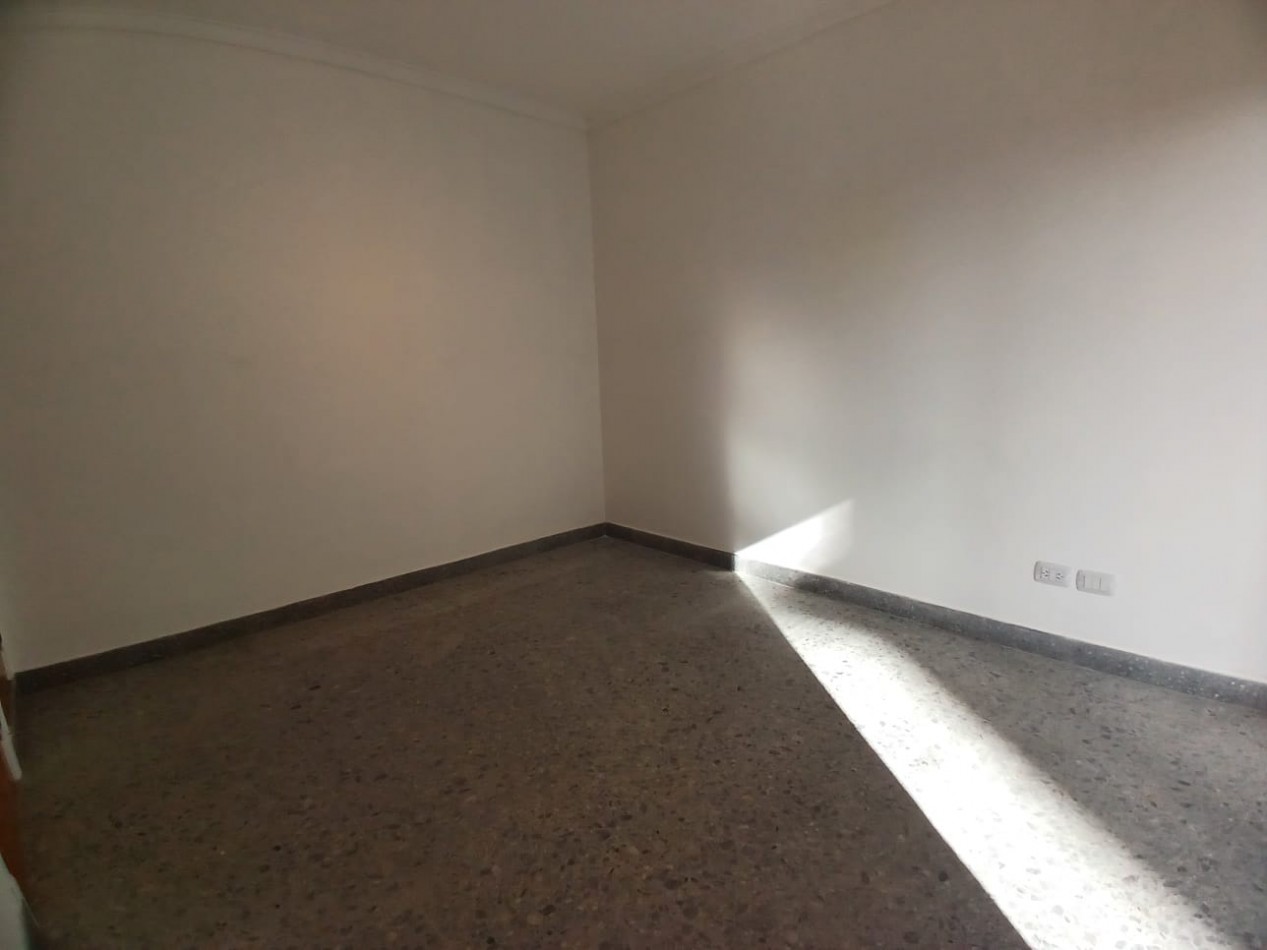 Venta Departamento 2 ambientes con balcon a la calle y cochera