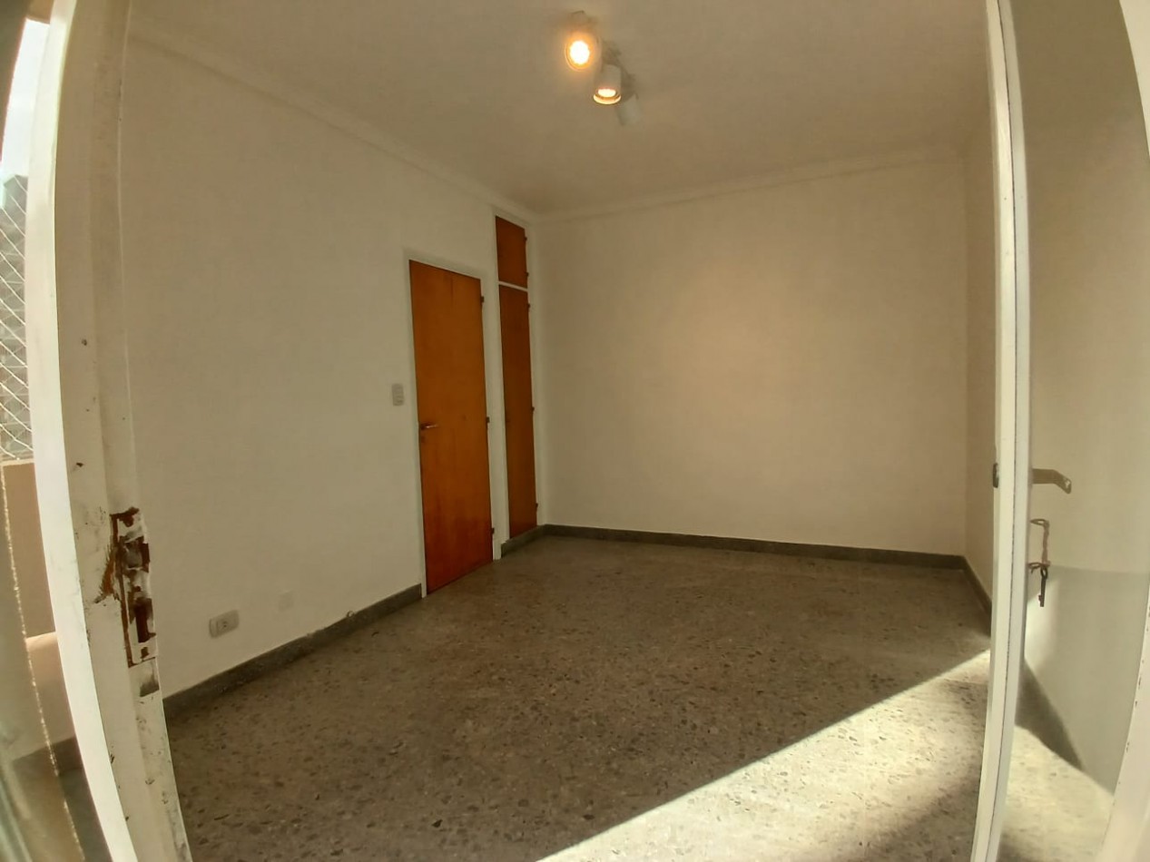 Venta Departamento 2 ambientes con balcon a la calle y cochera