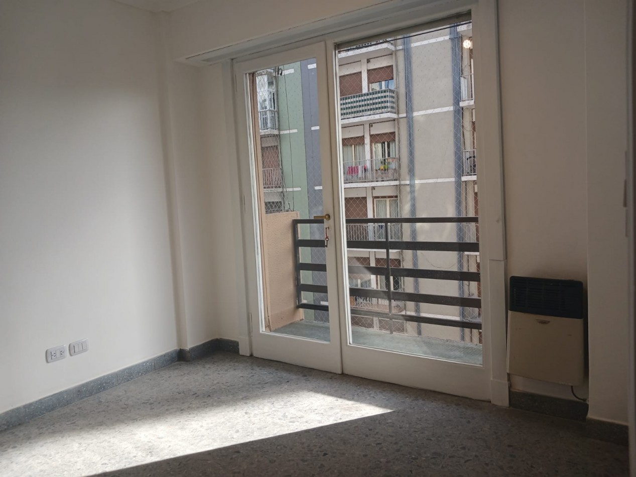 Venta Departamento 2 ambientes con balcon a la calle y cochera