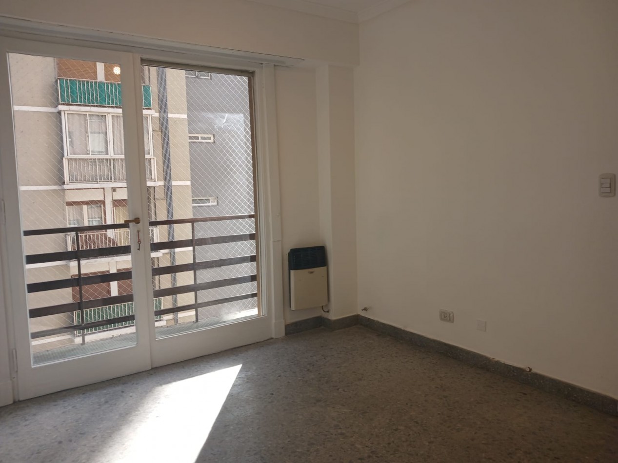 Venta Departamento 2 ambientes con balcon a la calle y cochera