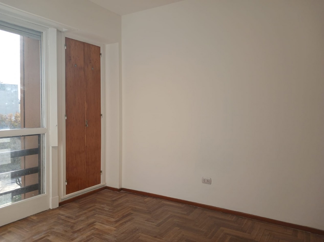 Venta Departamento 2 ambientes con balcon a la calle y cochera
