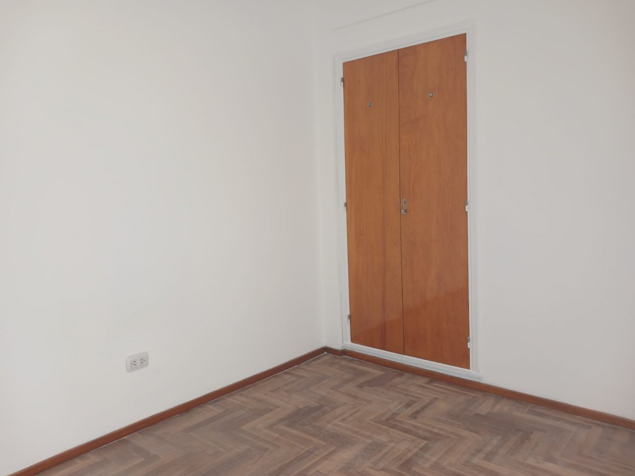 Venta Departamento 2 ambientes con balcon a la calle y cochera
