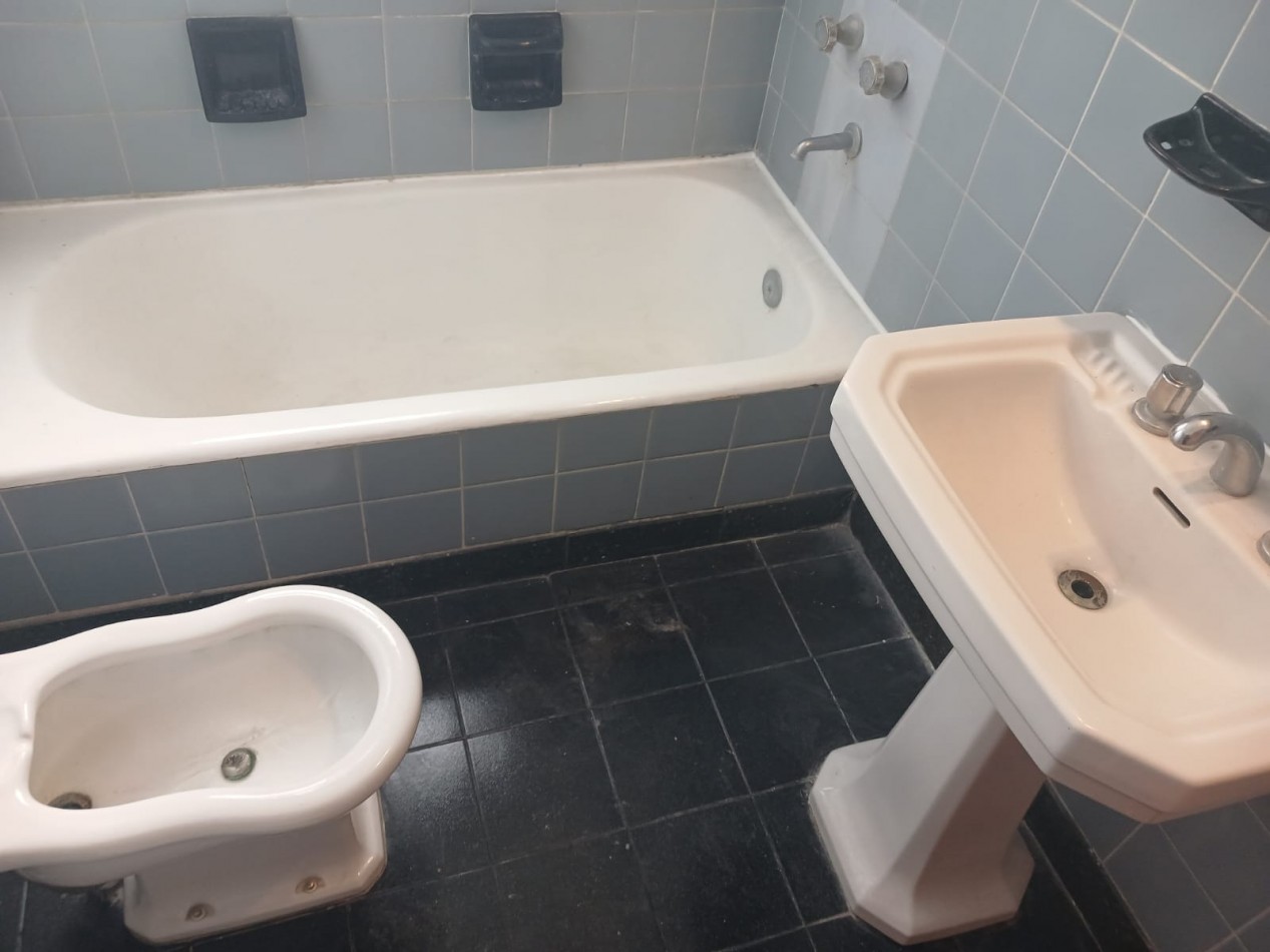 Venta Departamento 2 ambientes con balcon a la calle y cochera