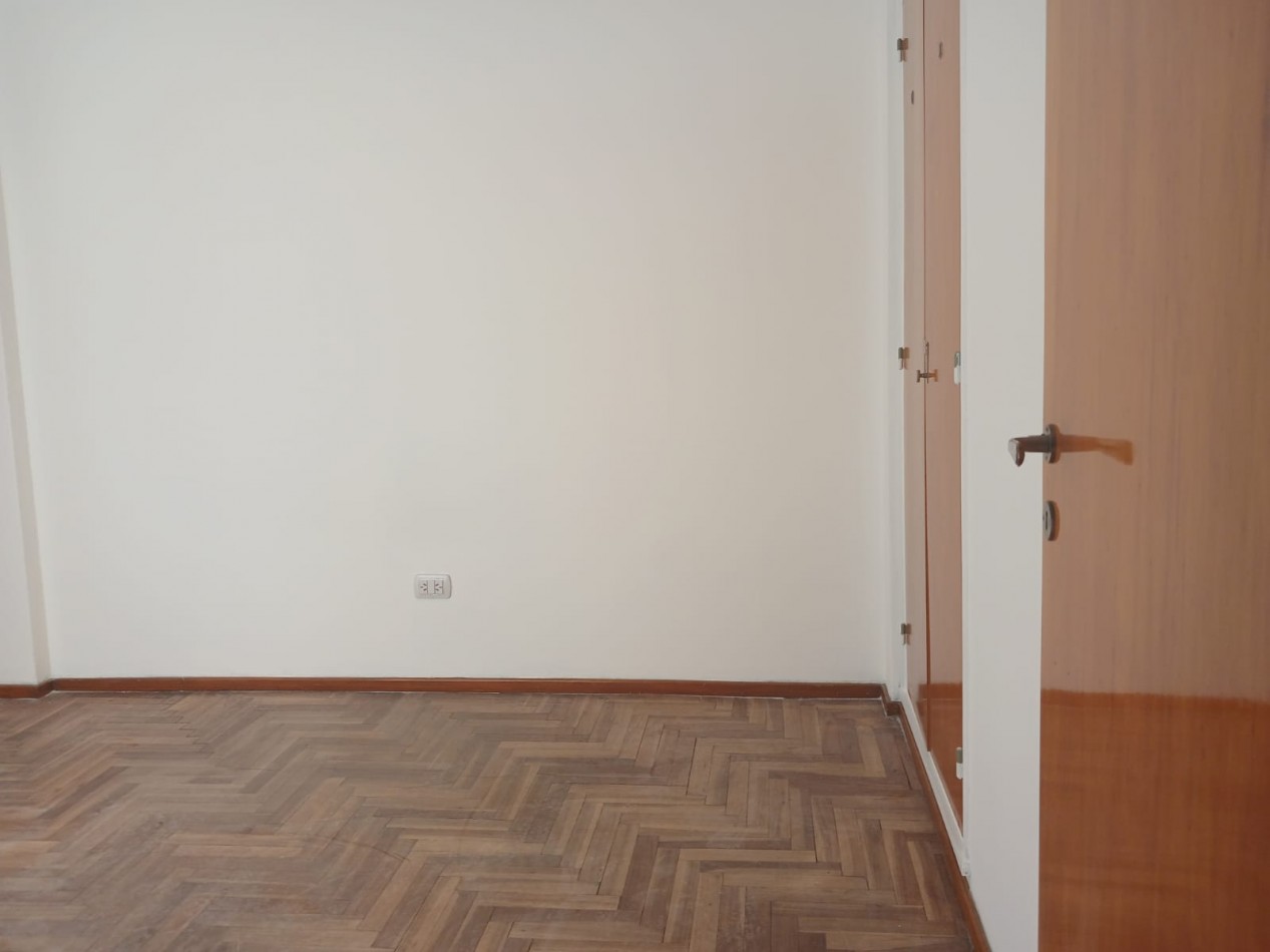 Venta Departamento 2 ambientes con balcon a la calle y cochera
