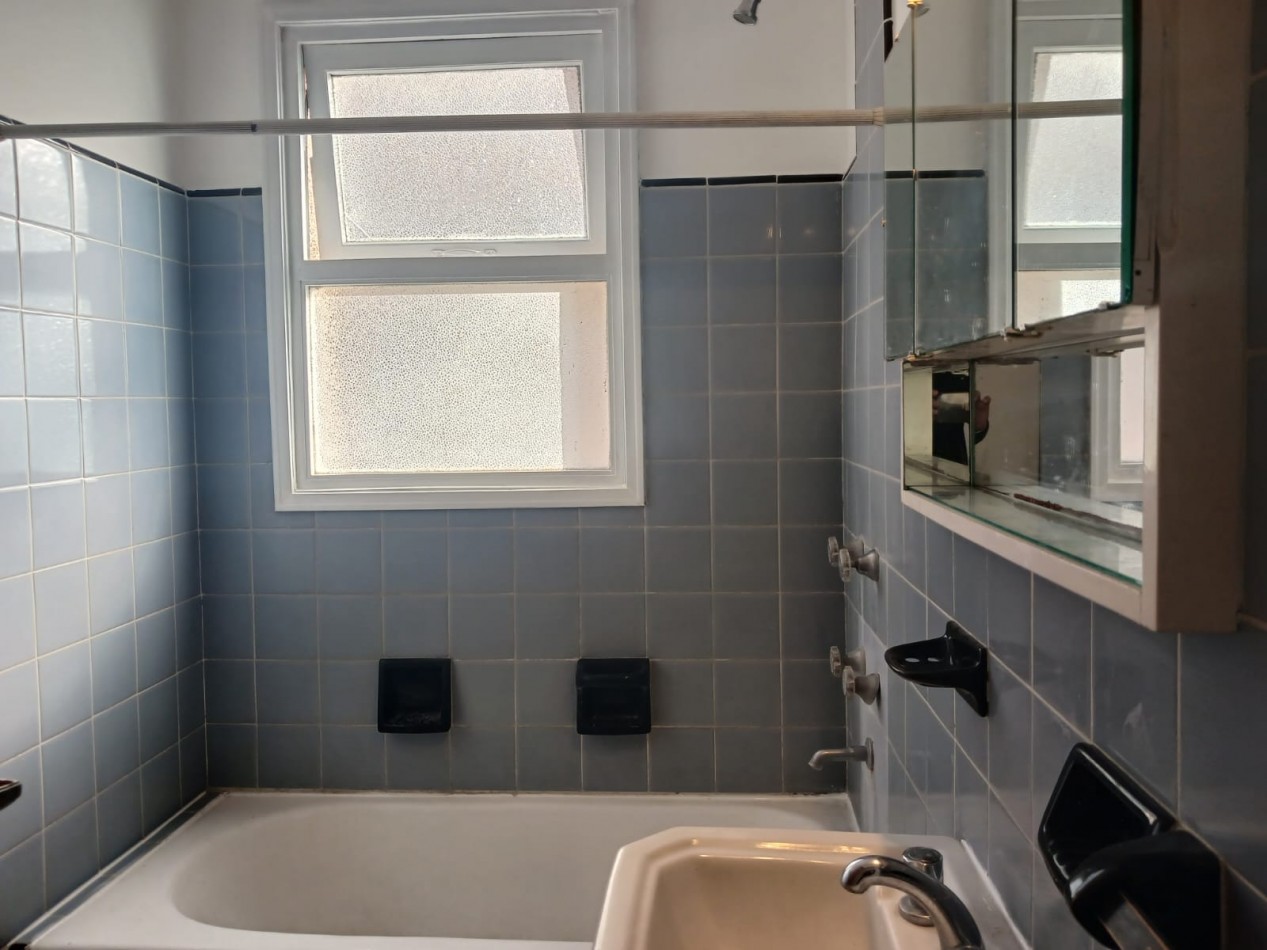 Venta Departamento 2 ambientes con balcon a la calle y cochera