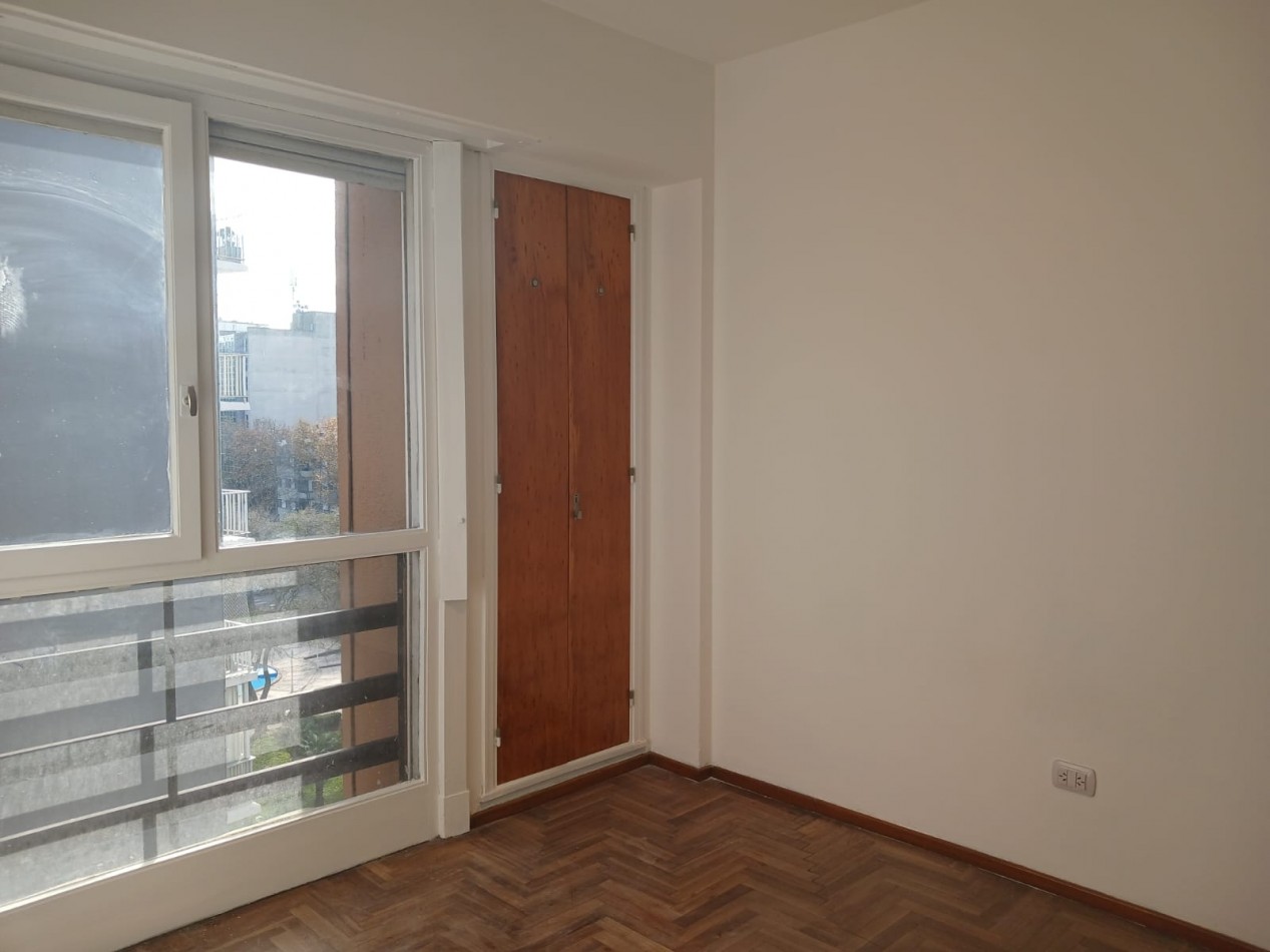 Venta Departamento 2 ambientes con balcon a la calle y cochera