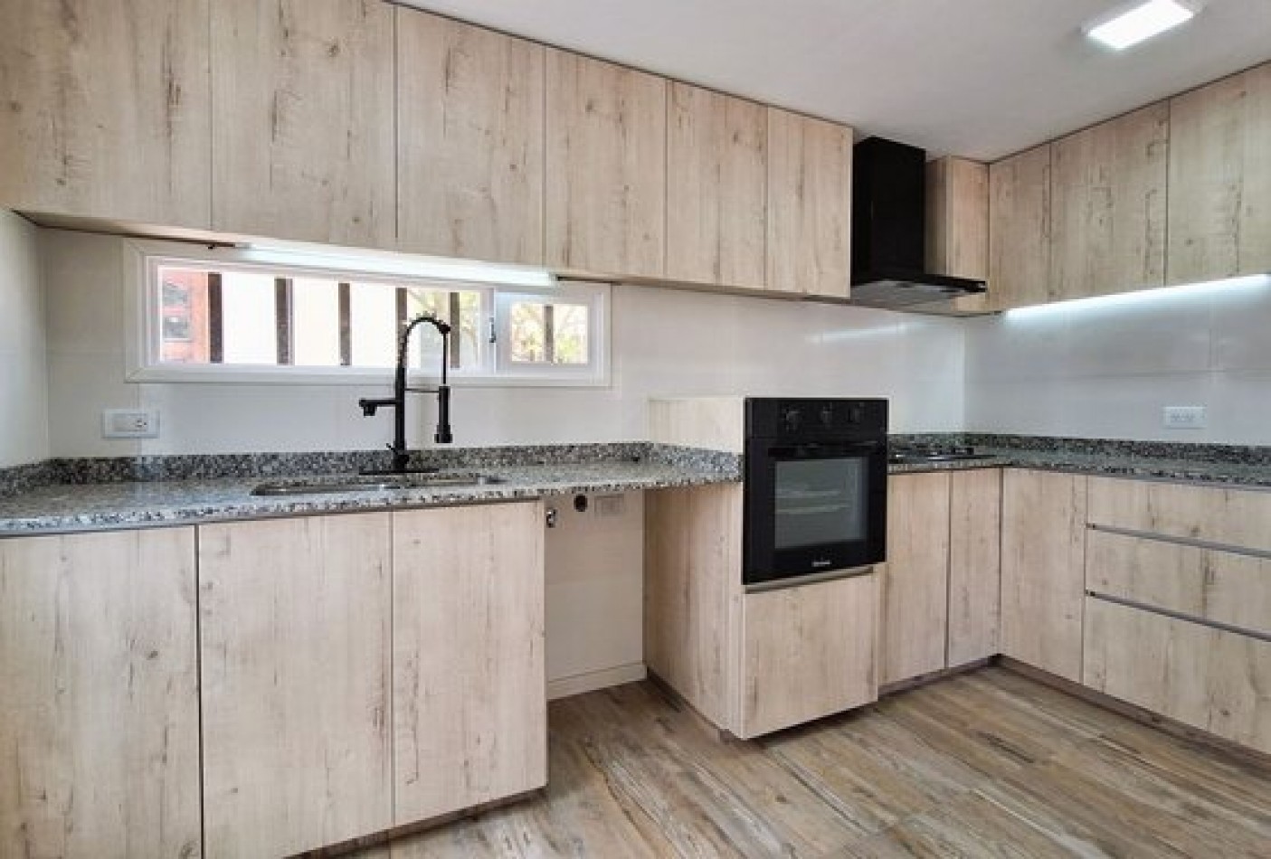 Venta Casa 4 amb estrenar quincho y parque Zona  Colinas