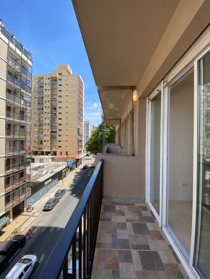 Venta Departamento 3 ambientes a la calle reciclado y amoblado, Plaza Colon 