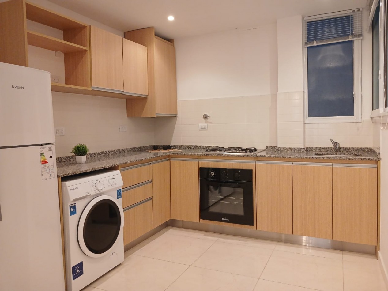 Venta Departamento 3 ambientes a la calle reciclado y amoblado, Plaza Colon 
