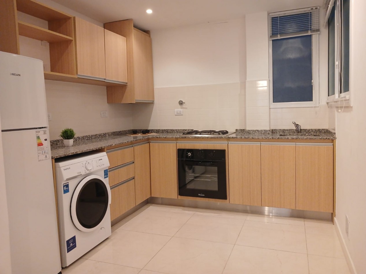 Venta Departamento 3 ambientes a la calle reciclado y amoblado, Plaza Colon 