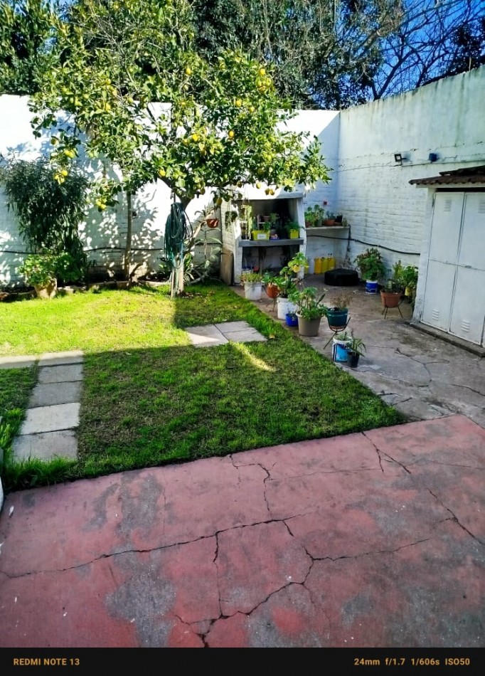 Casa 3 ambientes con garage y parque ----- Apta Credito