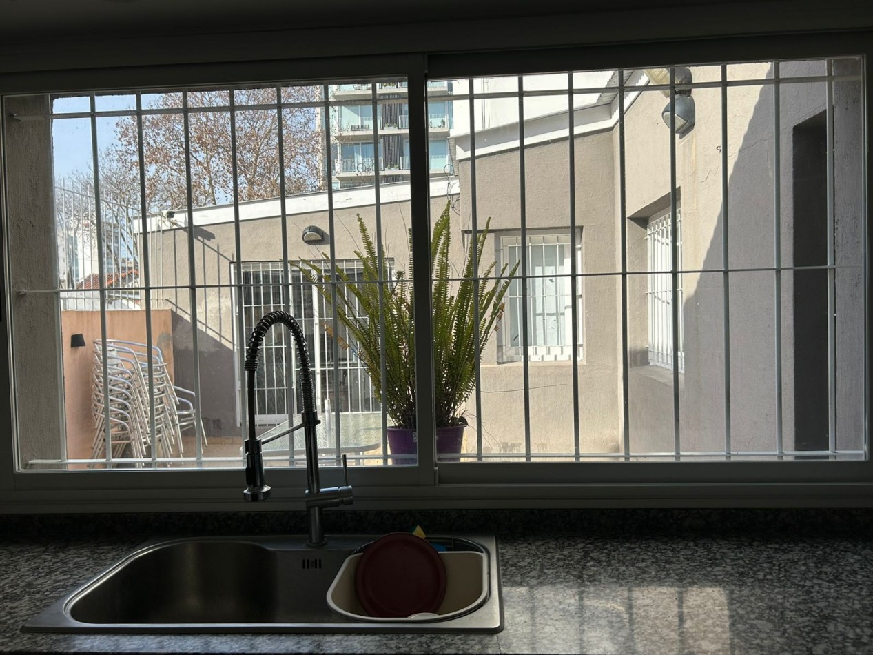 PH 4 AMBIENTES CON DEPENDENCIA Y PATIO TOTALMENTE RECICLADO.