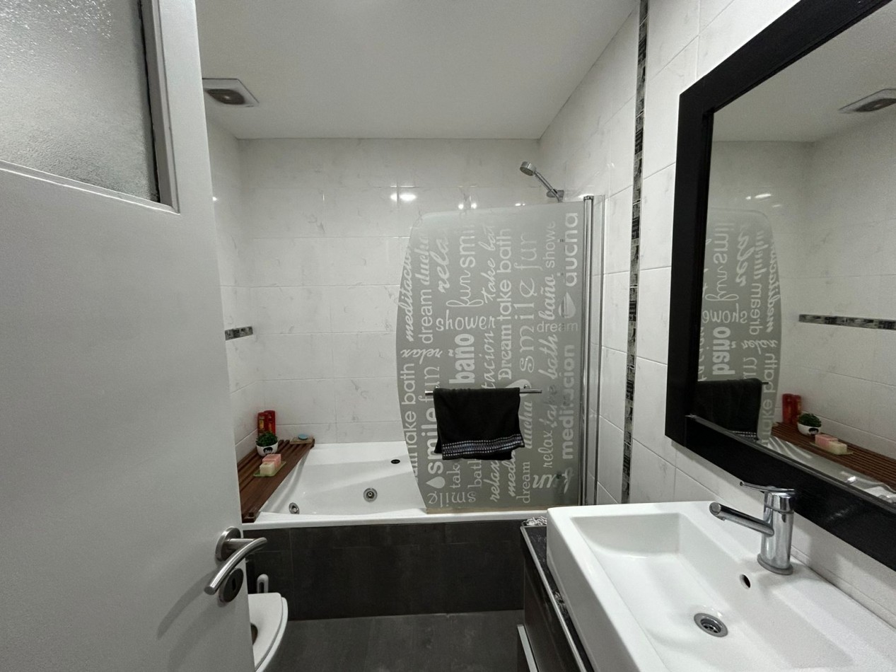PH 4 AMBIENTES CON DEPENDENCIA Y PATIO TOTALMENTE RECICLADO.