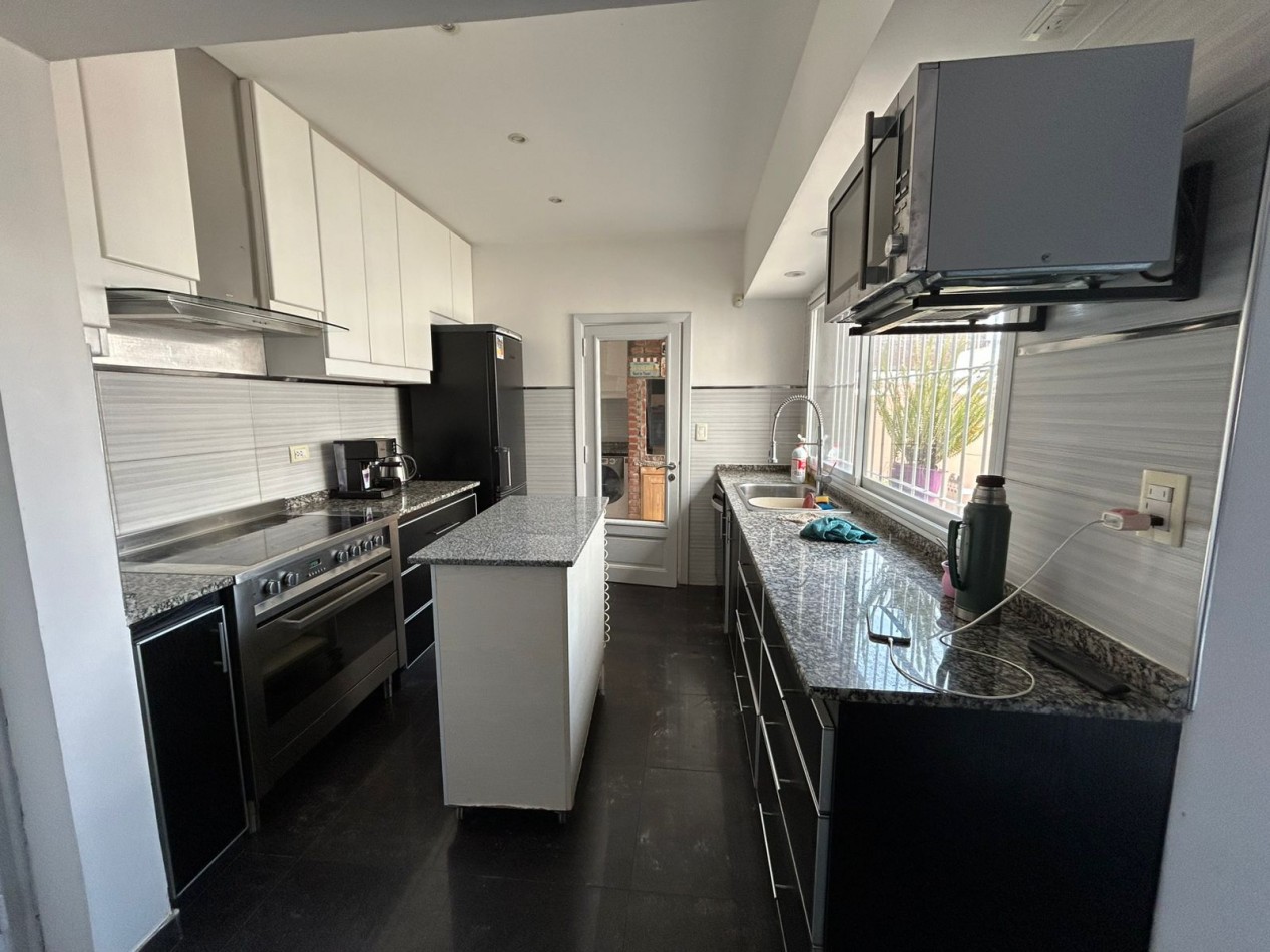 PH 4 AMBIENTES CON DEPENDENCIA Y PATIO TOTALMENTE RECICLADO.