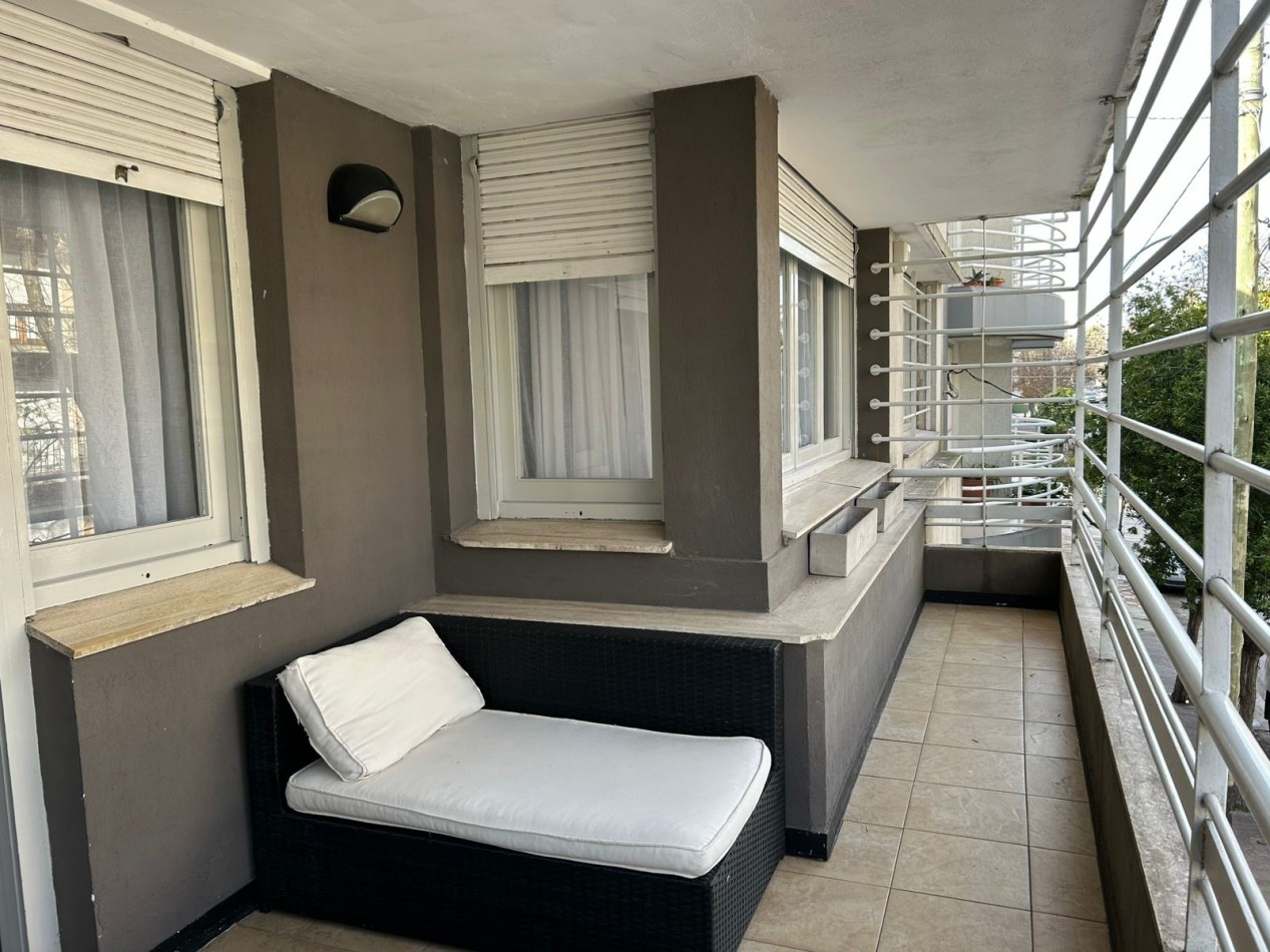 PH 4 AMBIENTES CON DEPENDENCIA Y PATIO TOTALMENTE RECICLADO.
