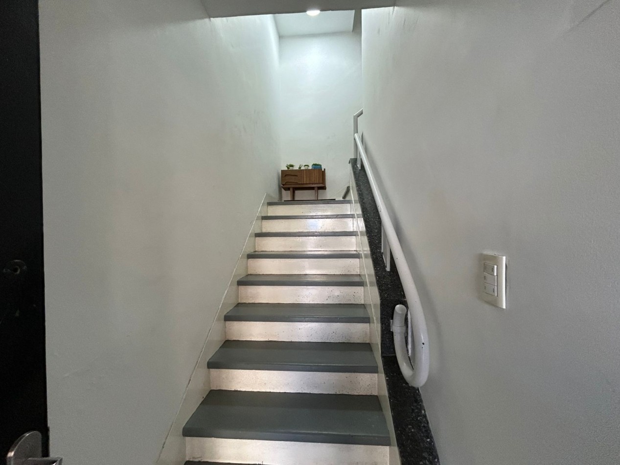 PH 4 AMBIENTES CON DEPENDENCIA Y PATIO TOTALMENTE RECICLADO.