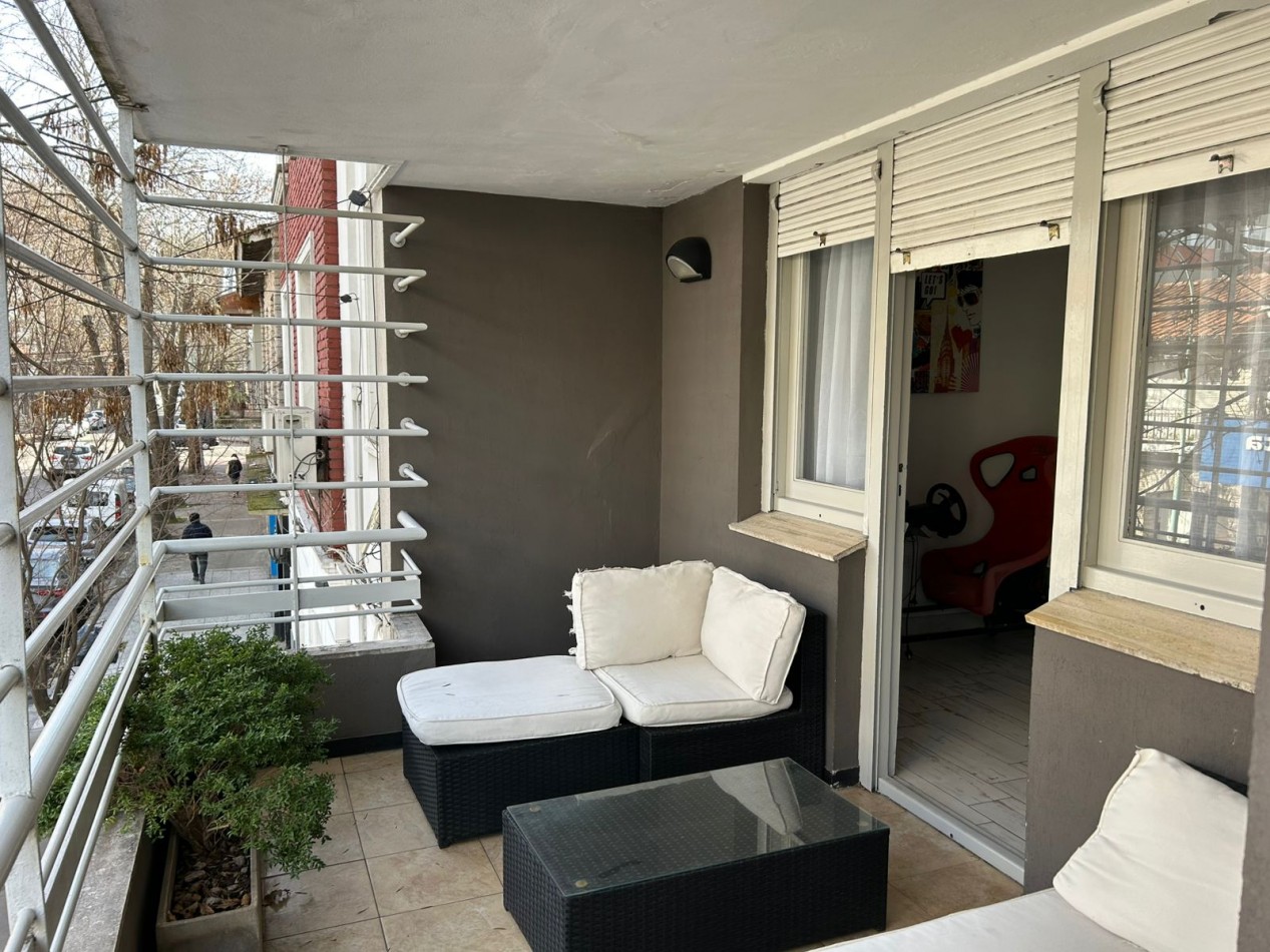 PH 4 AMBIENTES CON DEPENDENCIA Y PATIO TOTALMENTE RECICLADO.