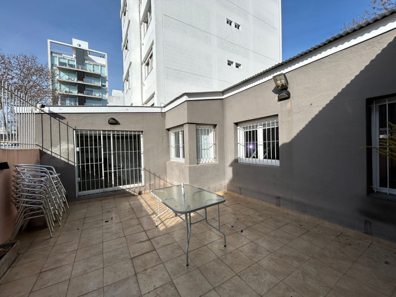 PH 4 AMBIENTES CON DEPENDENCIA Y PATIO TOTALMENTE RECICLADO.