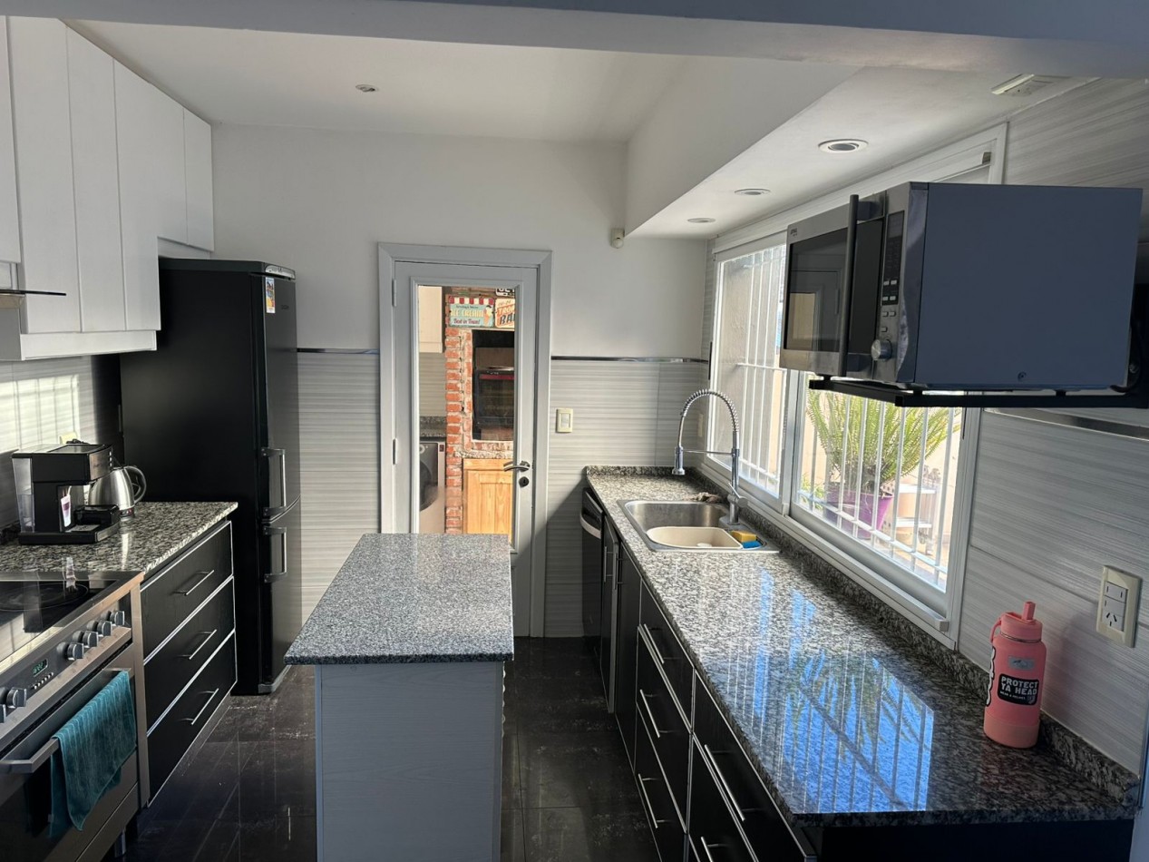 PH 4 AMBIENTES CON DEPENDENCIA Y PATIO TOTALMENTE RECICLADO.