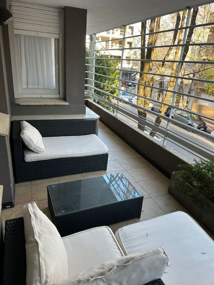 PH 4 AMBIENTES CON DEPENDENCIA Y PATIO TOTALMENTE RECICLADO.